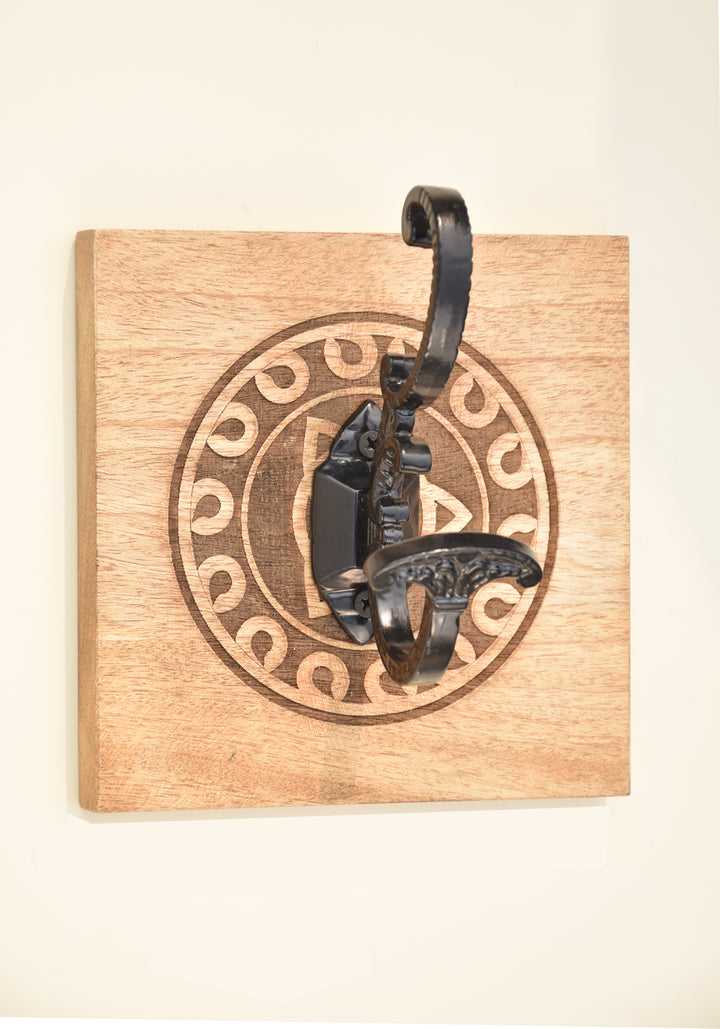 PREMIUM-KLEIDERHAKEN AUS EISEN MIT GRAVIERTEM MUSTER AUF HOLZSOCKEL