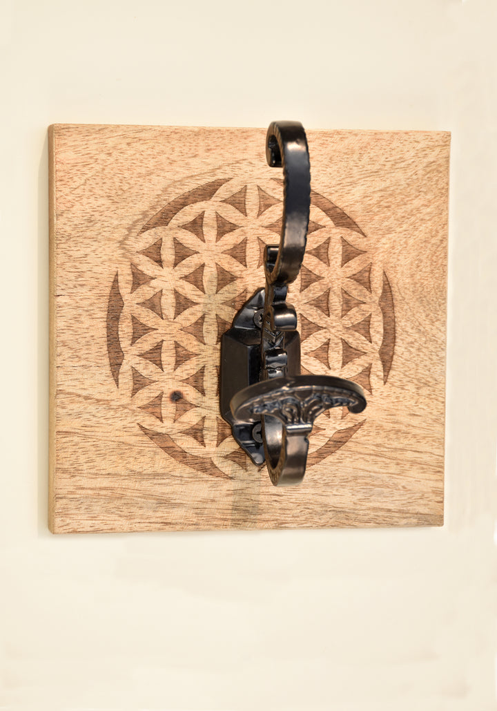 PREMIUM-KLEIDERHAKEN AUS EISEN MIT GRAVIERTEM MUSTER AUF HOLZSOCKEL