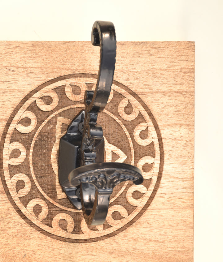 PREMIUM-KLEIDERHAKEN AUS EISEN MIT GRAVIERTEM MUSTER AUF HOLZSOCKEL