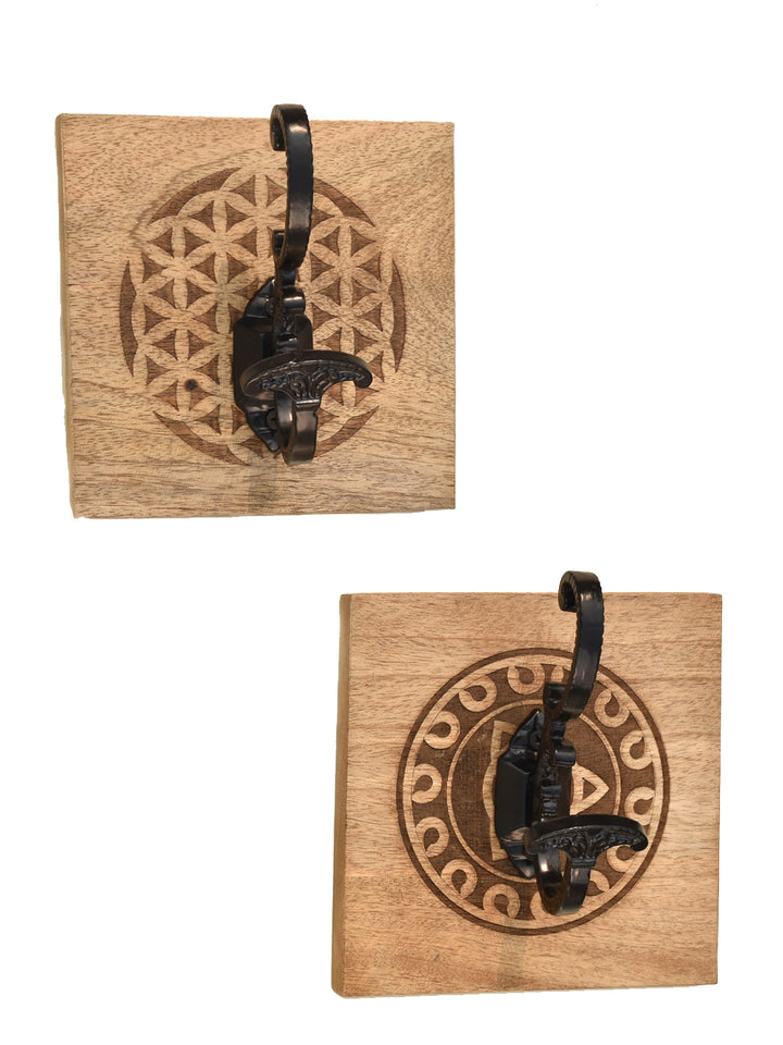 PREMIUM-KLEIDERHAKEN AUS EISEN MIT GRAVIERTEM MUSTER AUF HOLZSOCKEL