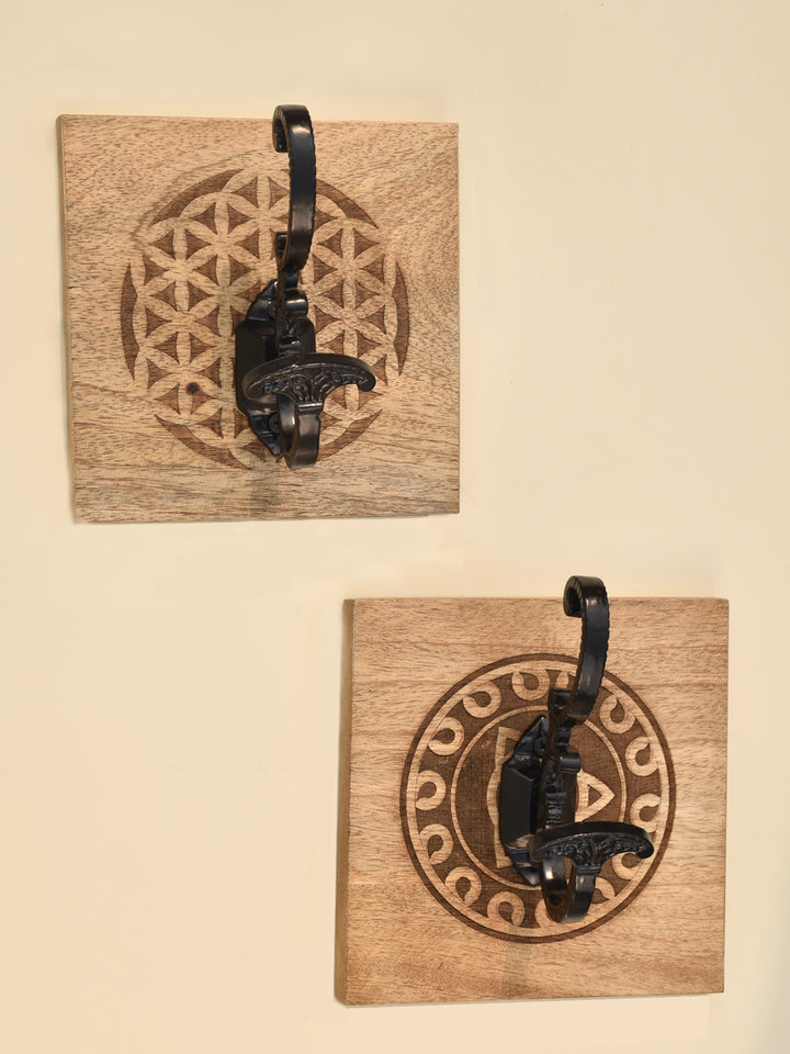 PREMIUM-KLEIDERHAKEN AUS EISEN MIT GRAVIERTEM MUSTER AUF HOLZSOCKEL