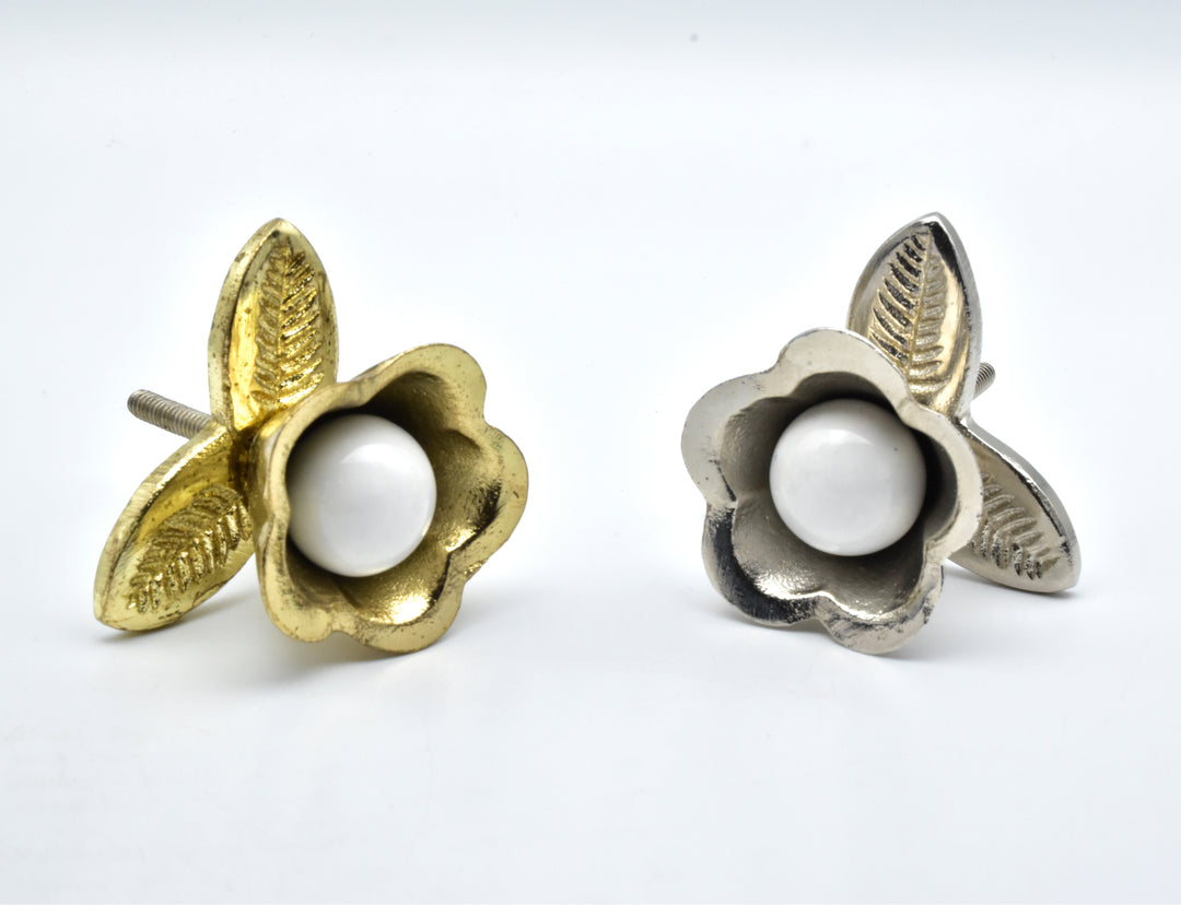 Shilpware Nena Blumen-Schrankknöpfe aus Metall und Keramik, handgefertigt/Designer und traditioneller Schubladenknopf