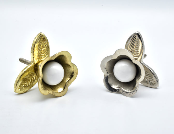 Shilpware Nena Blumen-Schrankknöpfe aus Metall und Keramik, handgefertigt/Designer und traditioneller Schubladenknopf