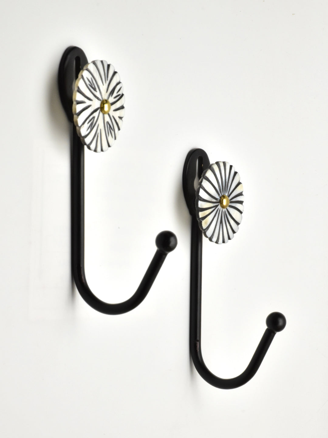 ELEGANT WHITE PEARL FLOWER PATTERN WALL HOOKS WITH BLACK FINISH FOR HOME