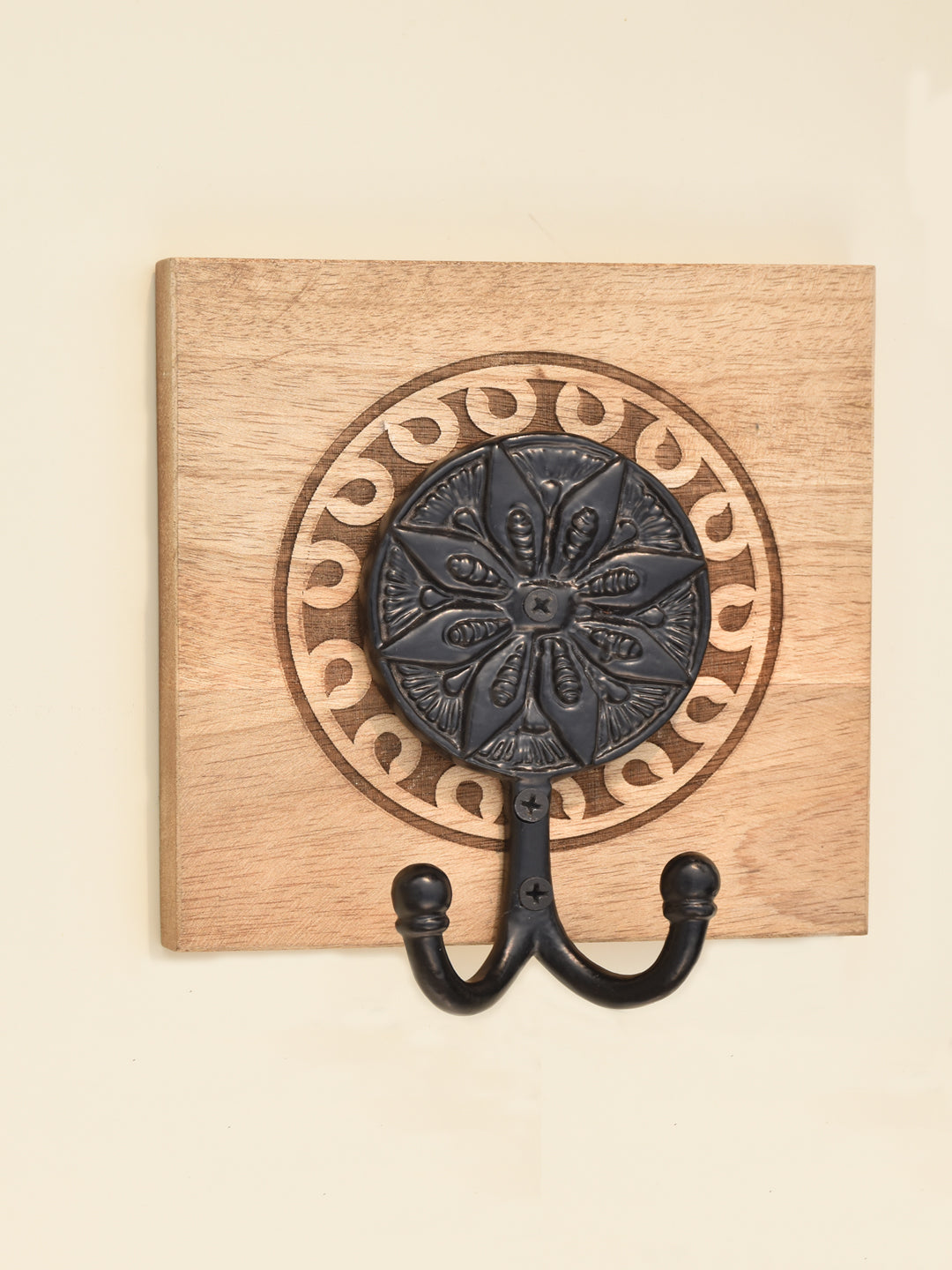 PREMIUM ROUND IRON COAT HOOK WITH ENGRAVED PATTERN ON WOOD BASE